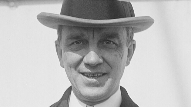 Americk podnikatel, prvnk a diplomat Owen D. Young piel s plnem v roce 1929.