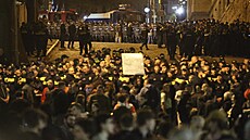 Nkolik tisíc lidí demonstrovalo v centru Tbilisi u sídla parlamentu, který...
