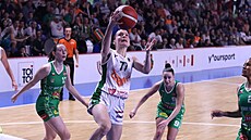 Momentka ze semifinále basketbalistek abin (s míem Nikolina Kneviová) a KP...