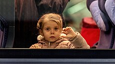 Ukrajinská dívka ve vlaku na berlínském hlavním nádraí po útku z Ukrajiny (8....