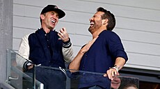 Rob McElhenney (vlevo) a Ryan Reynolds sledují utkání Wrexhamu v srpnu 2023.