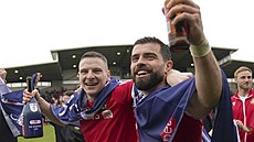 Paul Mullin a Eliott Lee, dva kluboví stelci, oslavují postup do League 1.