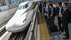 Cestující na elezniní stanici v Tokiu ekající na inkansen na lince do Ósaky...