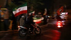 Íránci v Teheránu mávají vlajkou bhem oslav útoku Íránu na Izrael. (14. dubna...