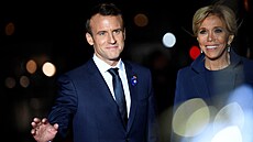 Francouzský prezident Emmanuel Macron a jeho manelka Brigitte picházejí do...