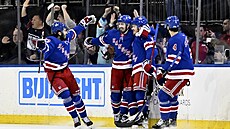 Radost hokejist New York Rangers v utkání s Ottawou.
