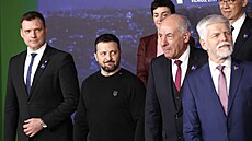 Ukrajinský prezident Volodymyr Zelenskyj po boku eského prezidenta Petra Pavla...