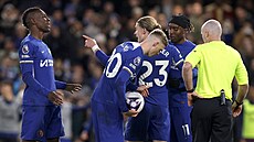 Fotbalisté Chelsea se pi utkání s Evertonem dohadují o to, kdo zahraje...