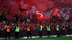 Fanouci Leverkusenu pelézali bariéry. S fotbalisty chtli oslavit mistrovský...