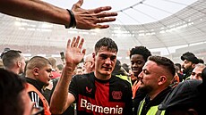 eský fotbalista Patrik Schick z Leverkusenu v záplav fanouk po zisku...