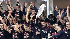 Fotbalisté Leverkusenu jásají po vítzství v bundeslize s papírovou trofejí. Tu...