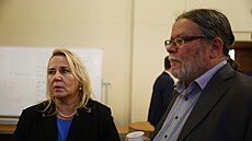 Lídi kandidátek SPOLU Alexandr Vondra a ANO Klára Dostálová, kteí se stetli i v televizní debat na CNN Prima News (31. bezna 2024)