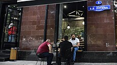 eenci odpoívají v pouliní kavárn v centru Grozného na tíd Vladimira...