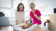 Klinická logopedka Tereza Blahová (vpravo) pomáhá pedasn narozeným dtem v...