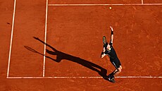 Norský tenista Casper Ruud podává v semifinále  Monte Carlo Masters.