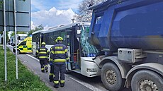 Nehoda autobusu a nákladního auta ve Vysokém Mýt. (18. dubna 2024)
