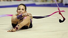 Monika Míková cvií se stuhou na Grand Prix Brno v roce 2012.