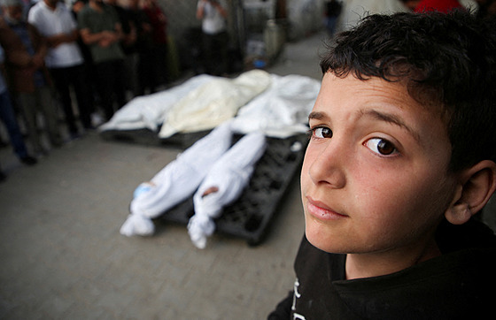 Rafáh. Poheb Palestinc zabitých pi izraelském bombardování Gazy (25. dubna...