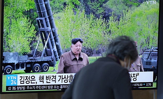 Lidé na nádraí v jihokorejském Soulu sledují severokorejské manévry, které...