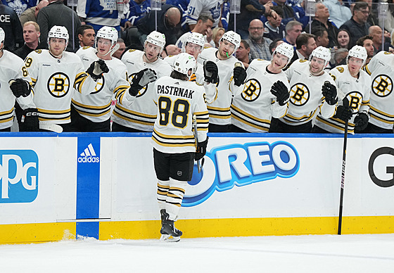 Útoník Boston Bruins David Pastrák (slaví gól proti Toronto Maple Leafs.