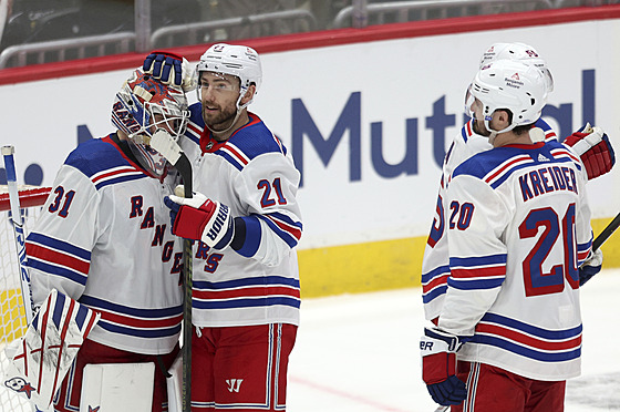 Hokejisté New York Rangers gratulují brankái Igoru esorkinovi po výhe nad...