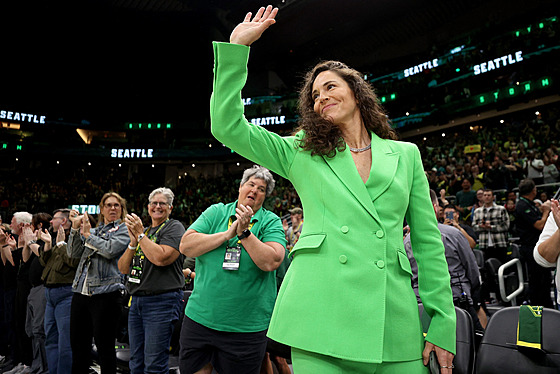 Bývalá basketbalistka Sue Birdová mává fanoukm v Climate Pledge Arena.