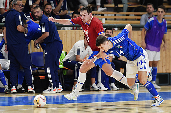 Futsalista Matj Slováek v reprezentaním dresu (vlevo).