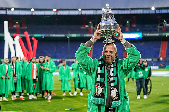 Arne Slot s trofejí pro vítze Nizozemského poháru.