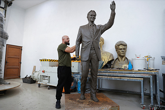 Agon Qosa dokonuje Blairovu hlinnou sochu v ivotní velikosti, která bude...