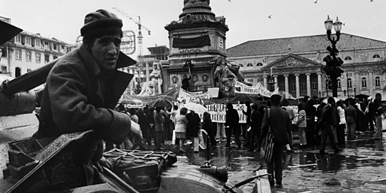 Lidé po úspném pevratu v centru Lisabonu (1. kvtna 1974)
