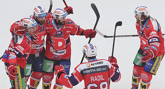 Pardubití hokejisté se radují z gólu Martina Kauta.