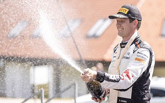 Sébastien Ogier slaví vítzství v Chorvatské rallye.