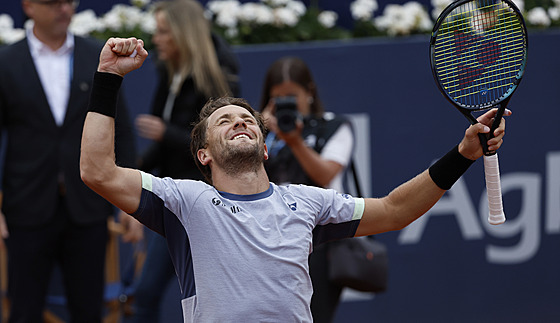 Norský tenista Casper Ruud se raduje z triumfu na turnaji v Barcelon.