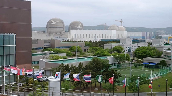 Pohled na jadernou elektrárnu Saeul od vysoké koly KINGS (KEPCO International...