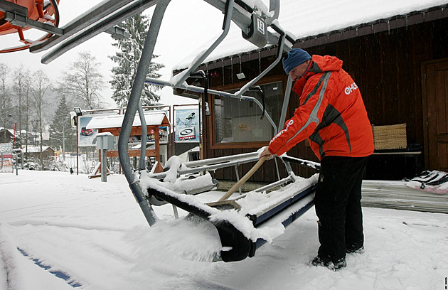 Vedoucí Ski areálu Bílá Jaroslav Vrzgula pipravuje sedakovou lanovku na start...