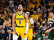 Tyrese Haliburton z Indiana Pacers slaví bhem zápasu play off NBA s Milwaukee...