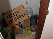 Pokození veejných toalet vandaly v Mimoni (duben 2024)