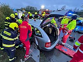 Nehoda dvou aut, kamionu a autobusu na obchvatu eské Skalice u íkova na...