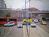 V Plzni pejel autobus starí en nohy. Nehoda se stala u vlakového nádraí.
