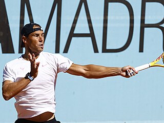 Rafael Nadal pi tréninku na madridské antuce.
