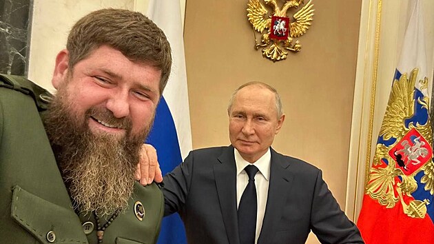 Srpen 2023, Ramzan Kadyrov se self s Vladimir Putinem. O msc pozdji eensk vdce dajn upadl do komatu.