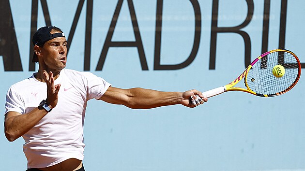 Rafael Nadal pi tréninku na madridské antuce.