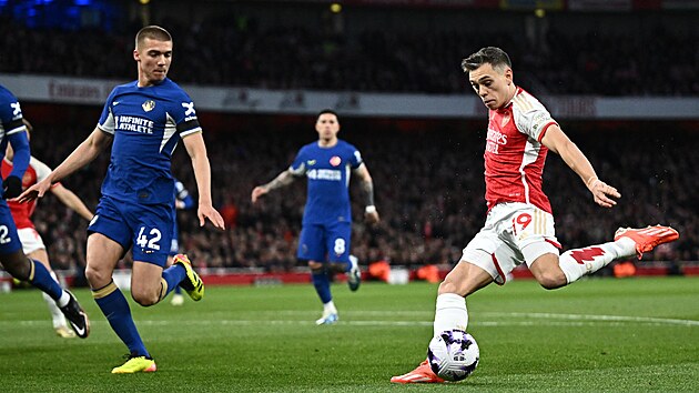 Leandro Trossard z Arsenalu skóruje v utkání proti Chelsea.