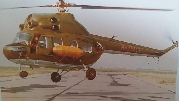 Ji Kilnek za kniplem vrtulnku Mi-2 na letiti Praha-Ruzyn, rok 1981