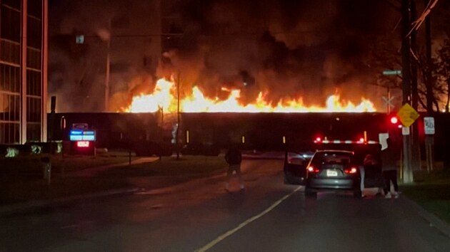 Kanadsk vlak za jzdy pohltily plameny