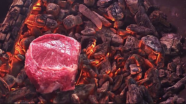 Hovzí steak peený pímo v uhlících