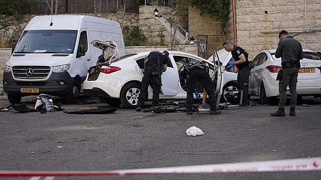 Ti lidé byli zranni, kdy do nich v Jeruzalém úmysln najel automobil....