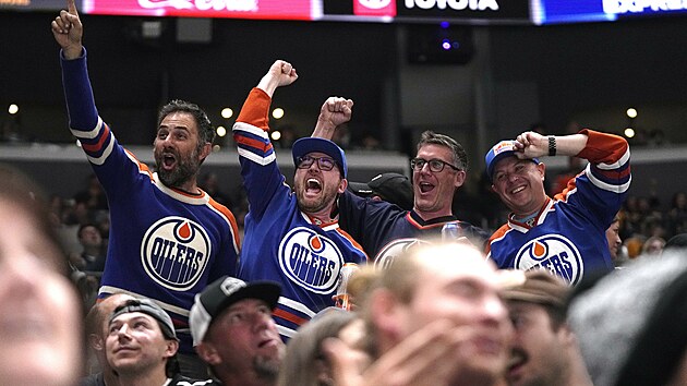 Fanouci Edmonton Oilers se raduj z glu proti Los Angeles Kings.