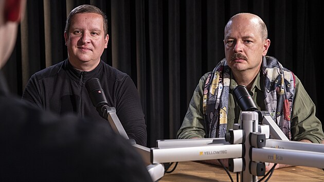 Hosty podcastu Kontext jsou fotoreportr Petr Topi (vpravo) a novin Michal Voska.