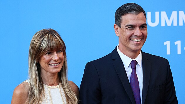 panlský premiér Pedro Sánchez a jeho manelka Begona Gomezová ve Vilniusu...